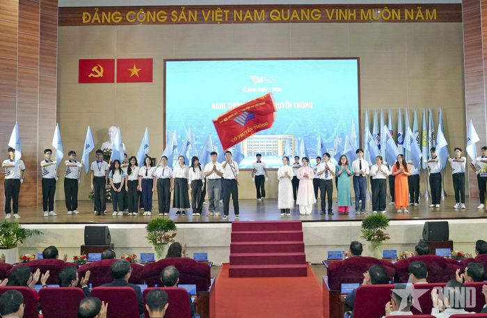 Nghi thức trao cờ truyền thống giữa các thế hệ sinh viên. 