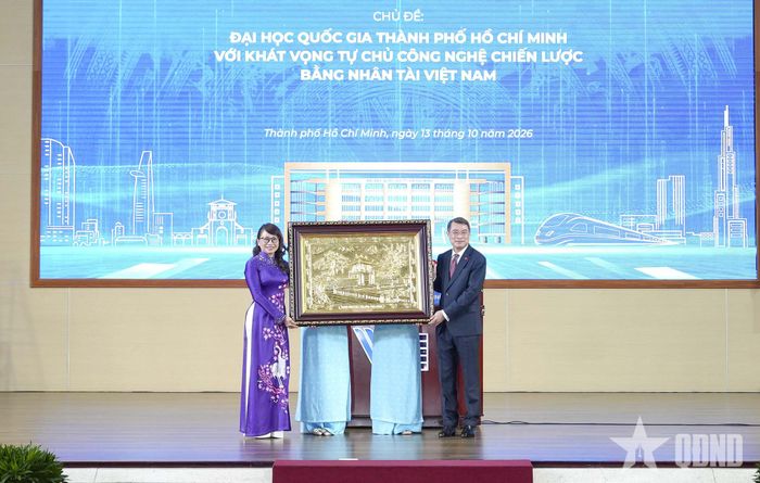 Thủ tướng Lê Minh Hưng tặng quà lưu niệm Đại học Quốc gia TP Hồ Chí Minh.  