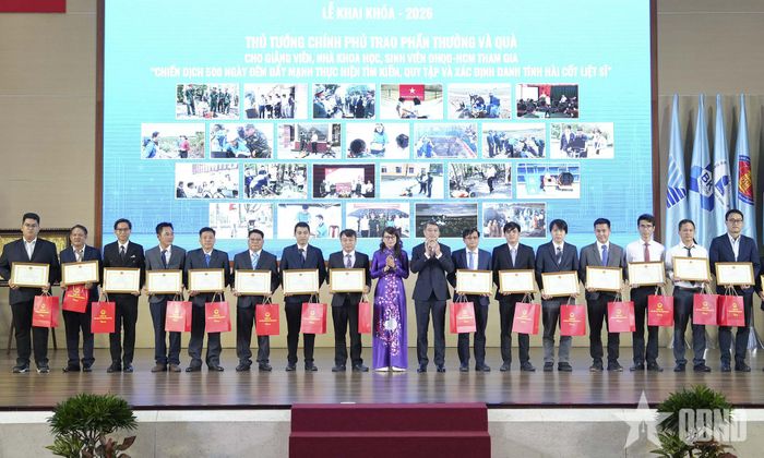 Thủ tướng Lê Minh Hưng và lãnh đạo Đại học Quốc gia TP Hồ Chí Minh trao khen thưởng, quà tặng các cá nhân tiêu biểu tham gia “Chiến dịch 500 ngày đêm đẩy mạnh thực hiện tìm kiếm, quy tập và xác định danh tính hài cốt liệt sĩ”.