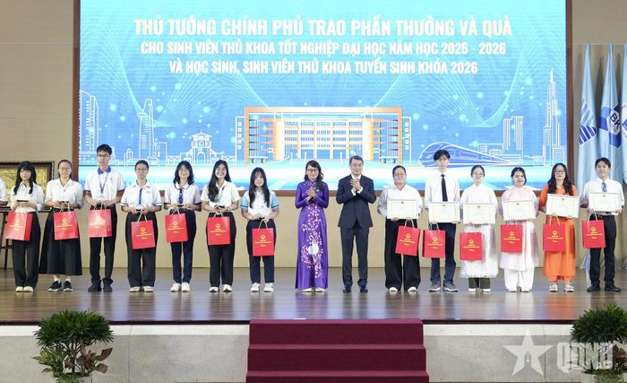 Thủ tướng Lê Minh Hưng và lãnh đạo Đại học Quốc gia TP Hồ Chí Minh trao khen thưởng, quà tặng các thủ khoa tuyển sinh năm học 2026-2027, thủ khoa tốt nghiệp năm học 2025-2026. 