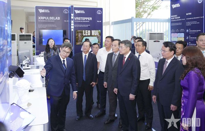  Thủ tướng Lê Minh Hưng cùng các đại biểu tham quan triển lãm thành tựu khoa học, công nghệ và đổi mới sáng tạo chủ đề “Made by VNUHCM”.