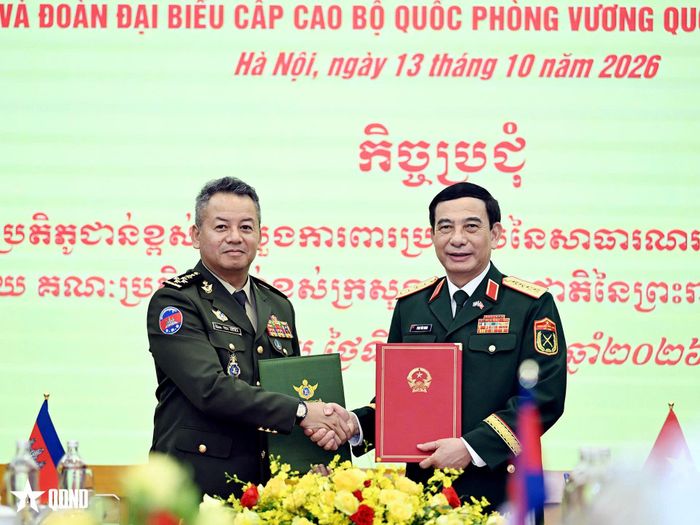 Đại tướng Phan Văn Giang và Đại tướng Tea Seiha ký kế hoạch hợp tác quốc phòng Việt Nam - Campuchia năm 2027. Ảnh: TRỌNG HẢI