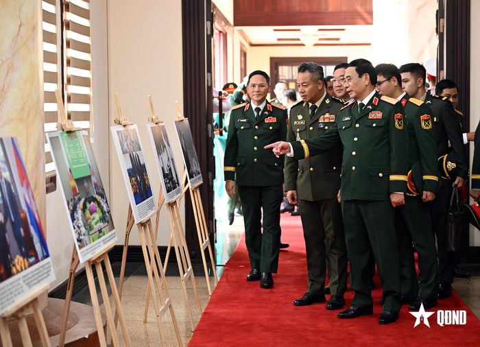 Đại tướng Phan Văn Giang và Đại tướng Tea Seiha tham quan các hình ảnh về quan hệ Việt Nam - Campuchia. Ảnh: TRỌNG HẢI