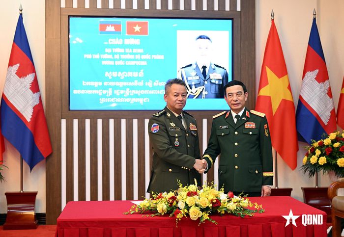Đại tướng Phan Văn Giang và Đại tướng Tea Seiha. Ảnh: TRỌNG HẢI