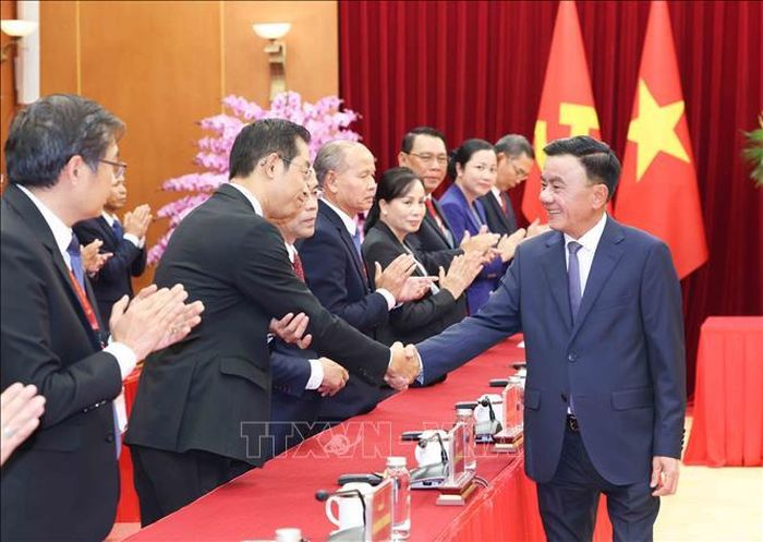Thường trực Ban Bí thư Trần Cẩm Tú với thành viên đoàn cán bộ cấp cao Đảng Nhân dân Cách mạng Lào.