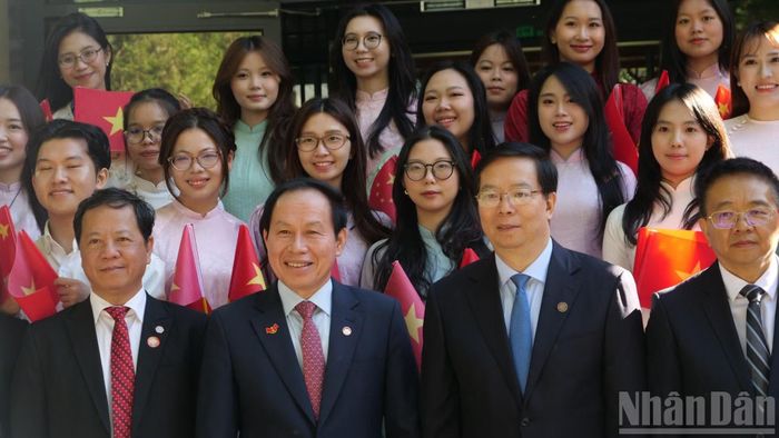  Phó thủ tướng Lê Tiến Châu chụp ảnh chung với lãnh đạo Đại học Thanh Hoa và các lưu học sinh Việt Nam đang theo học tại trường. Ảnh: Báo Nhân Dân  