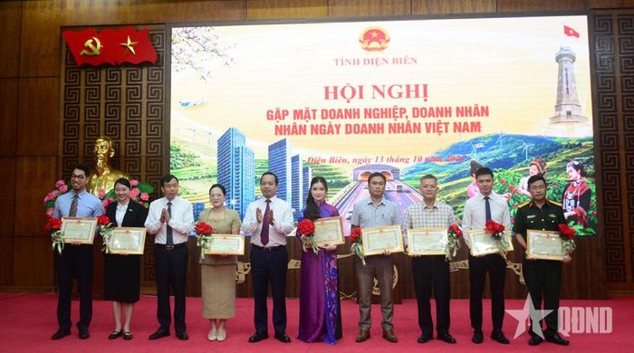  UBND tỉnh Điện Biên trao khen thưởng tặng các doanh nghiệp, nhà đầu tư tiêu biểu.  