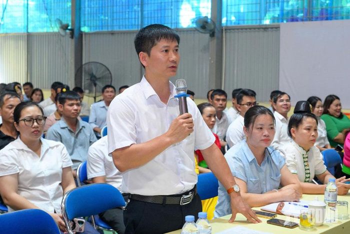 Cử tri xã Thanh An tham luận tại buổi tiếp xúc. 