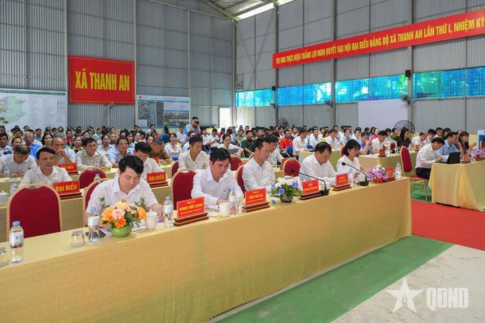  Quang cảnh buổi tiếp xúc cử tri. 