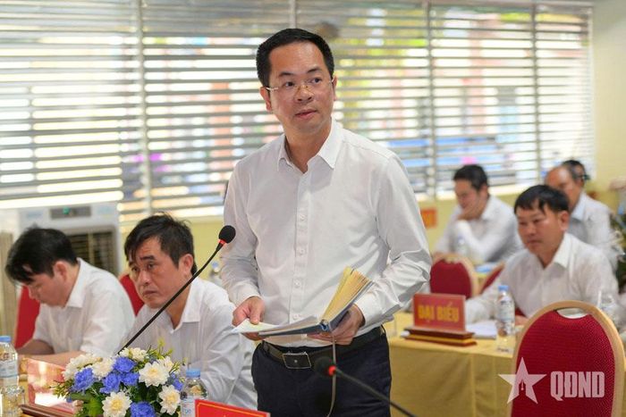 Đồng chí Trần Hải Hà, Giám đốc Sở Văn hóa, Thể thao và Du lịch tỉnh Điện Biên trả lời ý kiến cử tri. 