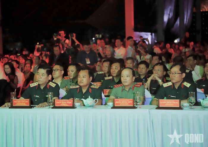 Thượng tướng Nguyễn Văn Gấu và các đại biểu tham dự chương trình. 