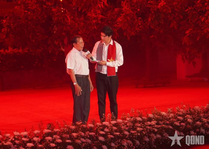 Cựu chiến binh Trần Văn Bản (bên trái) chia sẻ cảm xúc tại chương trình.