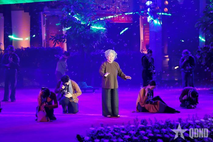 Các tiết mục ca múa nhạc tại chương trình. 