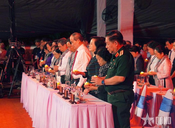 Đại tướng Nguyễn Trọng Nghĩa cùng các đồng chí lãnh đạo, nguyên lãnh đạo Đảng, Nhà nước và các đại biểu mặc niệm tưởng nhớ anh hùng liệt sĩ. 