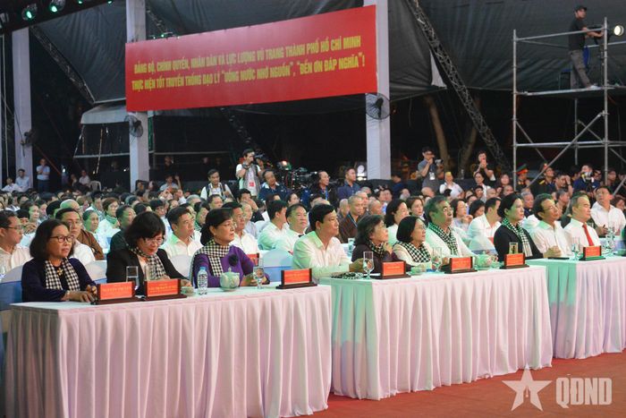Các đại biểu và khán giả tham dự chương trình. 