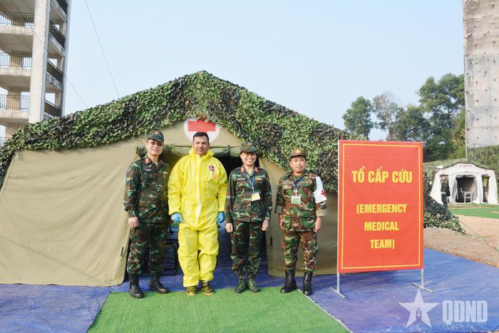 Thượng tá Nguyễn Đình Thắng, Viện trưởng Viện Y học phóng xạ và Ung bướu Quân đội (ngoài cùng, bên trái) đến động viên các lực lượng tham gia diễn tập. 