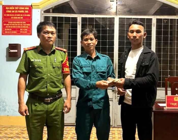 Anh Tôm (giữa) trao tài sản cho anh Dây.
