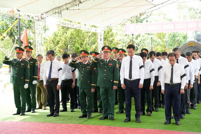 Trong không khí trang nghiêm, các đại biểu và nhân dân dành phút mặc niệm tưởng nhớ, tri ân công lao và sự hy sinh to lớn của các anh hùng liệt sĩ