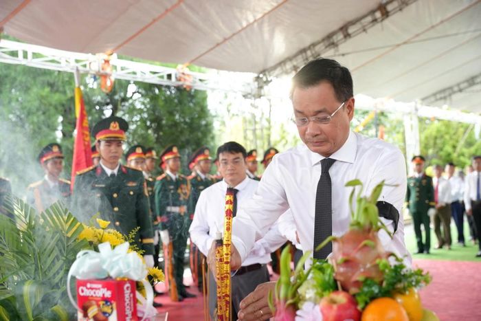 Bí thư Thành uỷ Lê Ngọc Quang dâng hương trước hài cốt các anh hùng liệt sĩ