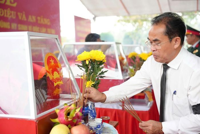Phó Chủ tịch UBND TP Trần Anh Tuấn dâng hương trước hài cốt các anh hùng liệt sĩ