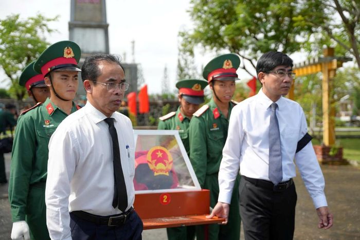 Đại biểu đưa an táng hài cốt liệt sĩ
