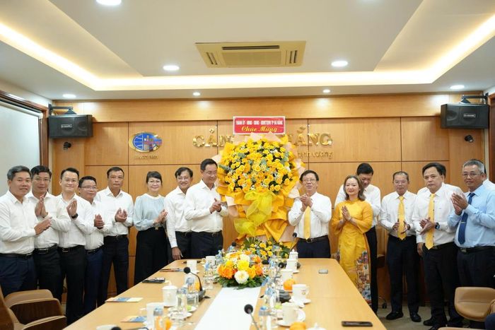 Bí thư Thành ủy Lê Ngọc Quang đến thăm, chúc mừng Công ty CP Cảng Đà Nẵng nhân ngày Doanh nhân Việt Nam.
