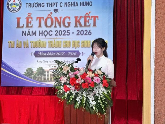 Hồng Duyên phát biểu tại Lễ tri ân và trưởng thành dành cho học sinh niên khóa 2023 - 2026 của trường THPT C Nghĩa Hưng.