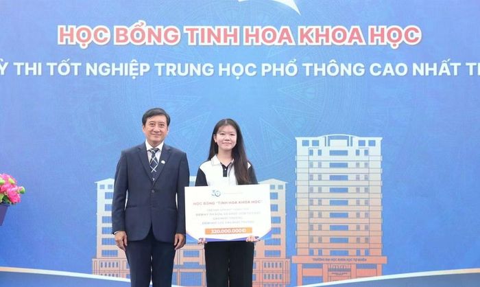 Ngọc Trân là nữ sinh duy nhất trong số 12 tân sinh viên nhận học bổng Tinh hoa khoa học với mức 100% học phí trong 4 năm với trị giá 320 triệu đồng. Ảnh: Huyên Nguyễn