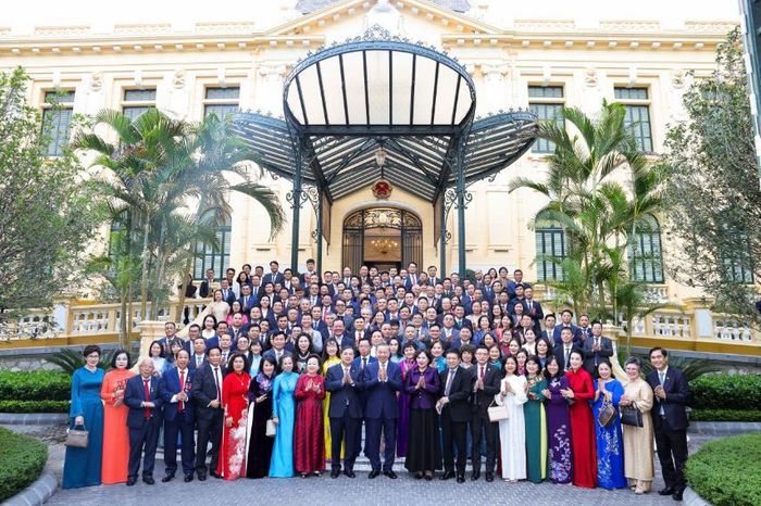  Tổng Bí thư, Chủ tịch nước Tô Lâm chụp hình lưu niệm với các doanh nhân 