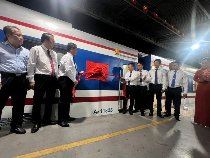  Đoàn tàu là công trình chào mừng kỷ niệm 145 năm ngành đường sắt Việt Nam. Ảnh: QUỐC HÙNG 