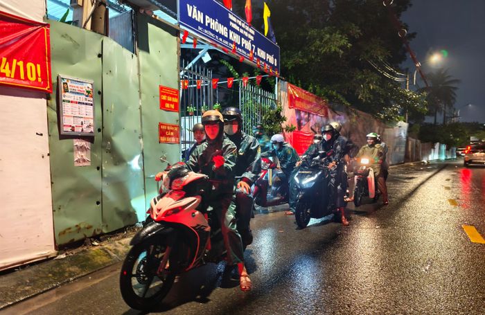 Hàng đêm, các thành viên tập trung ở trụ sở văn phòng khu phố để lên đường làm nhiệm vụ