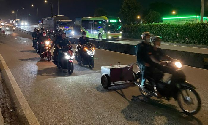 Đội hút đinh "tác nghiệp" trên tuyến đường Đỗ Mười từ cầu vượt Ngã tư Ga đến cầu vượt Bình Phước.