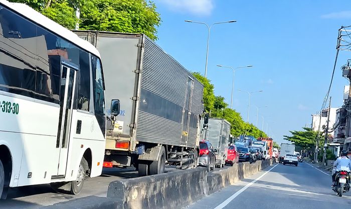  Ảnh hưởng từ sự cố khiến giao thông cửa ngõ Tây Bắc ùn ứ. Ảnh: KIẾN VĂN 