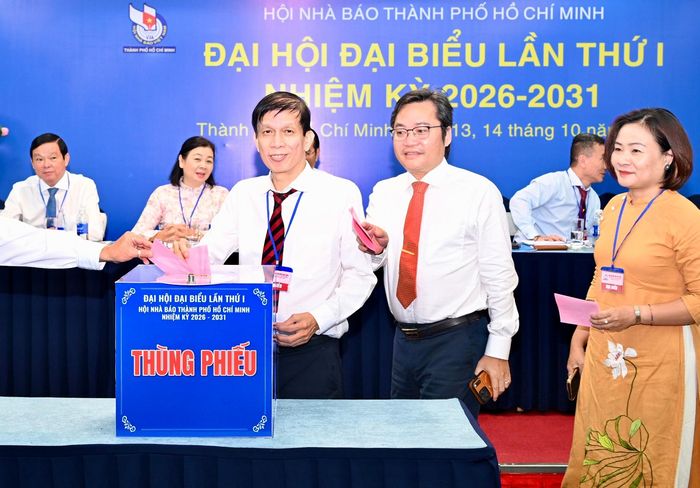  Các đại biểu tiến hành bỏ phiếu bầu Ban Chấp hành Hội Nhà báo TPHCM nhiệm kỳ 2026-2031. Ảnh: VĂN MINH 