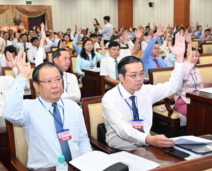  Các đại biểu biểu quyết thông qua chương trình đại hội. Ảnh: VĂN MINH 
