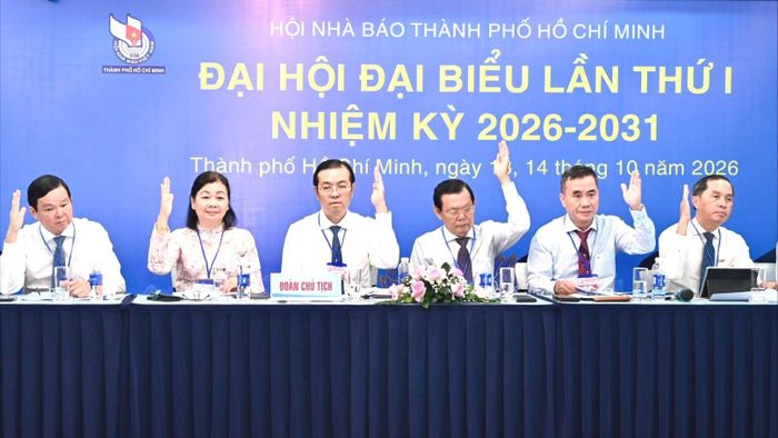  Các đại biểu biểu quyết thông qua chương trình đại hội. Ảnh: VĂN MINH 