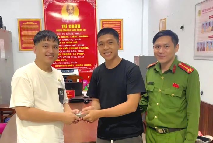  Anh Nguyễn Hữu Gia Huy (đứng giữa) giao lại tài sản cho anh Phạm Quang Anh. Ảnh Công an cung cấp. 