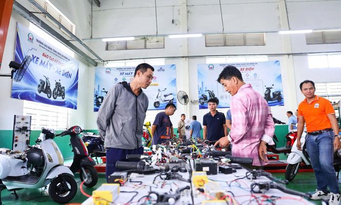  Học viên tìm hiểu hệ thống điện, pin, động cơ, bộ điều khiển, sau đó thực hành tháo lắp, đo kiểm, tìm lỗi và sửa chữa ngay trên xe 