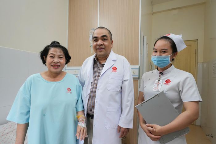  Bác sĩ chúc mừng người bệnh sau phẫu thuật (Ảnh: BVCC) 