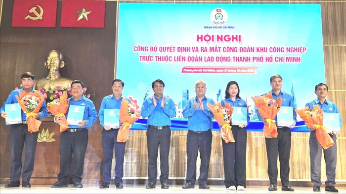 Trao quyết định Thành lập Công đoàn khu công nghiệp