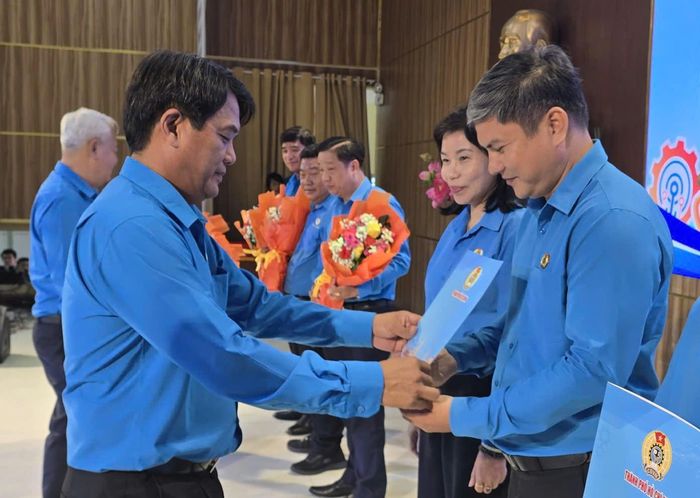 Chủ tịch LĐLĐ TPHCM Bùi Thanh Nhân trao quyết định Thành lập Công đoàn khu công nghiệp