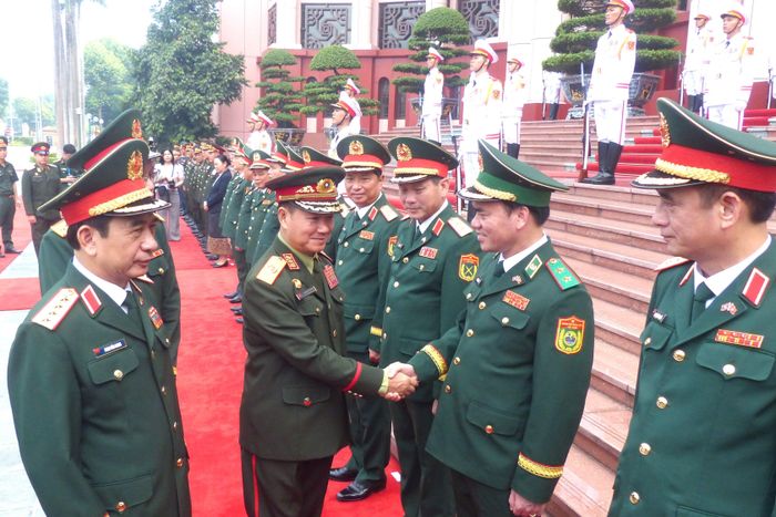  Đại tướng Khamliang Outhakaysone chào các đại biểu đoàn Bộ Quốc phòng Việt Nam tại lễ đón. Ảnh: TRẦN BÌNH 