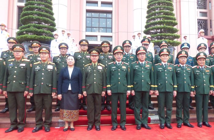  Đại tướng Phan Văn Giang và Đại tướng Khamliang Outhakaysone, cùng đoàn đại biểu Bộ Quốc phòng hai nước tại lễ đón. Ảnh: TRẦN BÌNH 