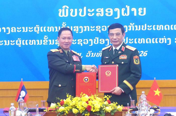  Đại tướng Phan Văn Giang và Đại tướng Khamliang Outhakaysone trao đổi văn bản Kế hoạch hợp tác quốc phòng hai nước năm 2027 sau khi kết thúc hội đàm. Ảnh: TRẦN BÌNH 