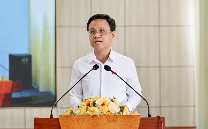  ĐB Nguyễn Thế Duy thông tin tóm tắt một số nội dung dự kiến sẽ xem xét, thông qua tại kỳ họp thứ 2, Quốc hội khóa XVI. Ảnh: DUY TRẦN 