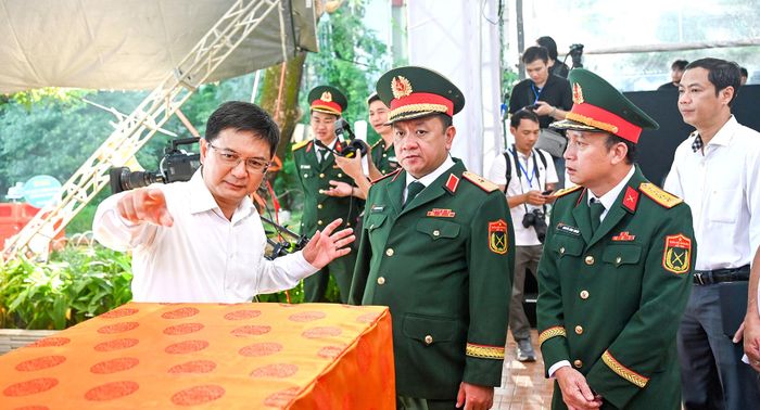  Phó Chủ tịch UBND TPHCM Nguyễn Mạnh Cường trao đổi với các đơn vị liên quan về công tác tổ chức tại buổi tổng duyệt, ngày 12-10. Ảnh: MẠNH THẮNG 