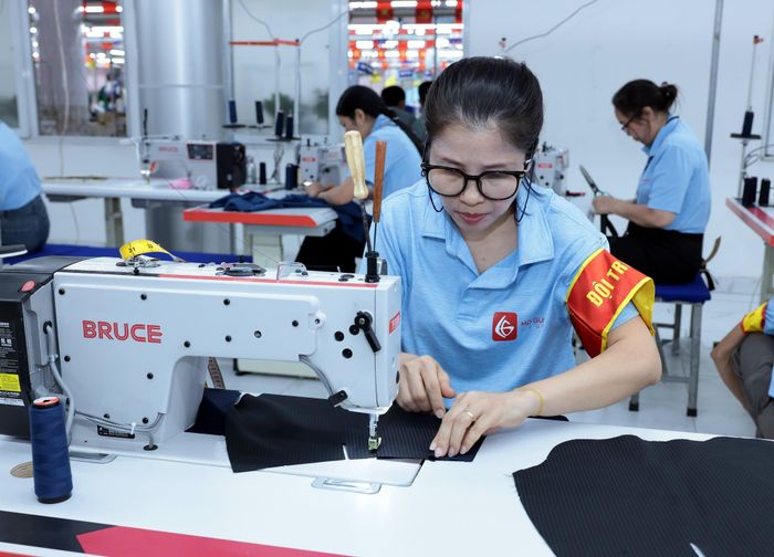 Công nhân làm việc tại nhà máy. Ảnh: Công đoàn Dệt may