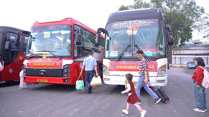 Chuyến xe công đoàn đưa người lao động về quê đón tết. Ảnh: Công đoàn Dệt may