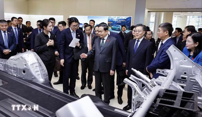  Chủ tịch Quốc hội Trần Thanh Mẫn thăm Siêu nhà máy xe điện Xiaomi tại Khu kinh tế Diệc Trang. Ảnh: TTXVN 