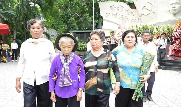 Bà Nguyễn Thị Lệ cùng gia đình thân nhân liệt sĩ Huỳnh Văn Quên đến viếng tại Công viên Lê Thị Riêng. Ảnh: THANH CHIÊU